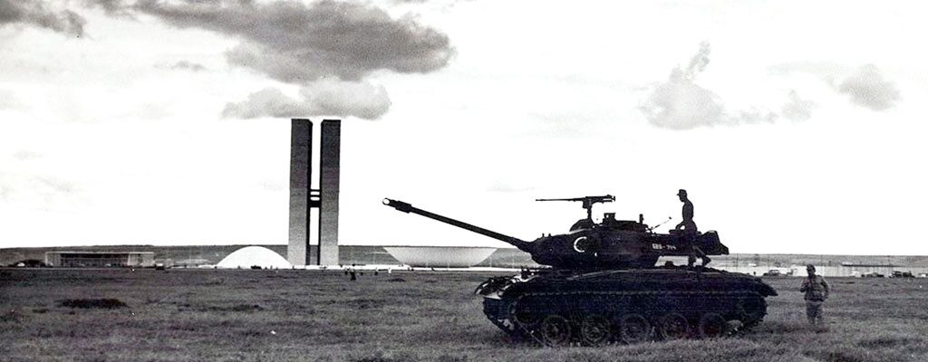 Brasília, 1964 - Tanque diante do Palácio do Planalto e do Congresso Nacional, durante o Golpe Militar. (Reprodução)