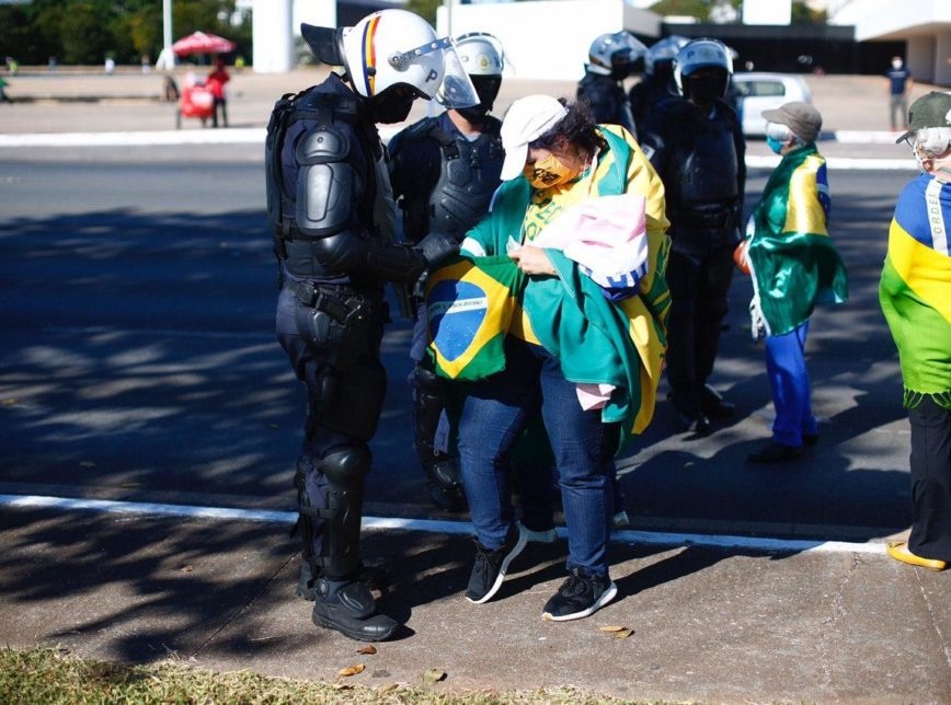 Manifestantes pró e contra Bolsonaro dividem espaço na Esplanada