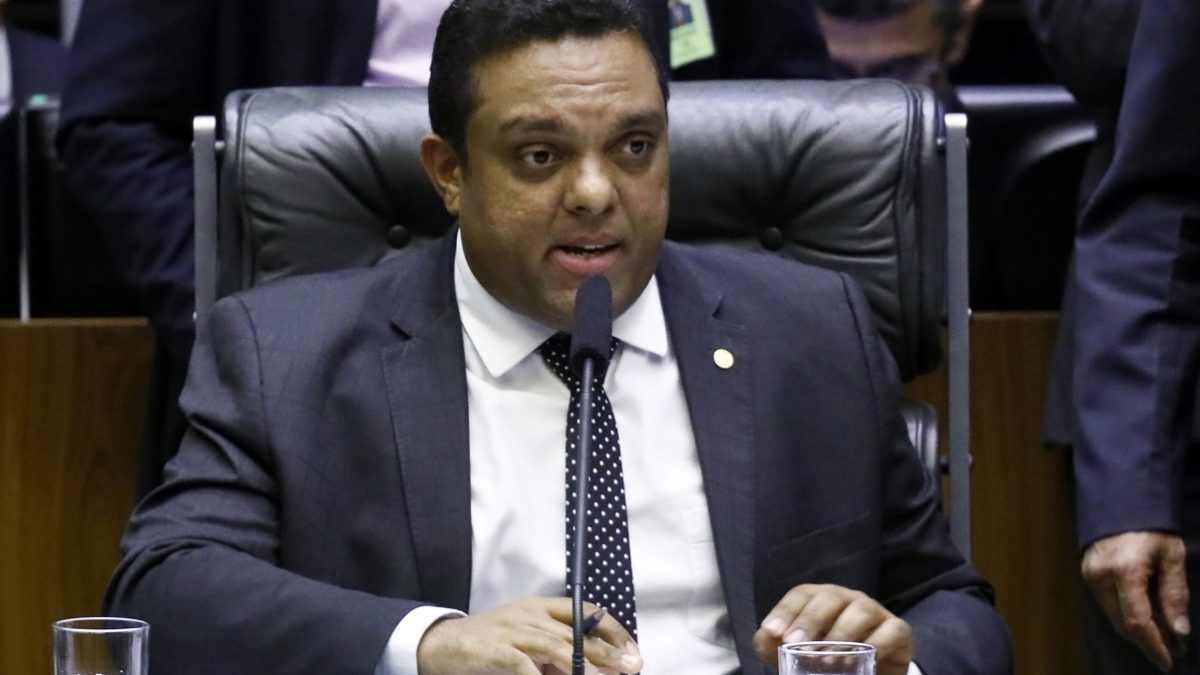 Deputado bolsonarista pagou R$ 238,5 mil da cota parlamentar a acusados de propagar fake news