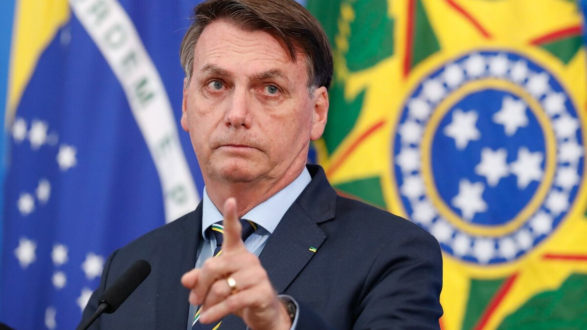 Bolsonaro faz ameaça a Biden: “Quando acabar a saliva, tem que ter pólvora”