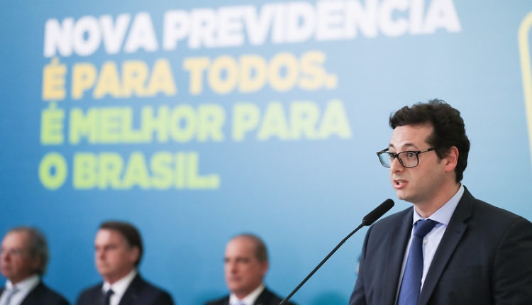 Governo pagou anúncios em canais de parlamentares: de Flávio Bolsonaro a petista