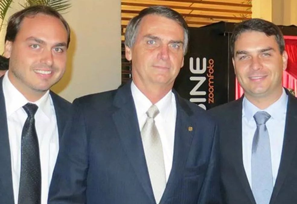 Rede chilena denuncia funcionários por compras fraudulentas com cartões de Bolsonaro, Flávio e Carlos