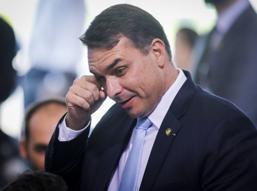 Flávio Bolsonaro presta 1º depoimento sobre ‘rachadinhas’
