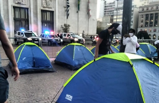 SP: sem-teto acampam em frente à prefeitura e pedem vagas em hotéis