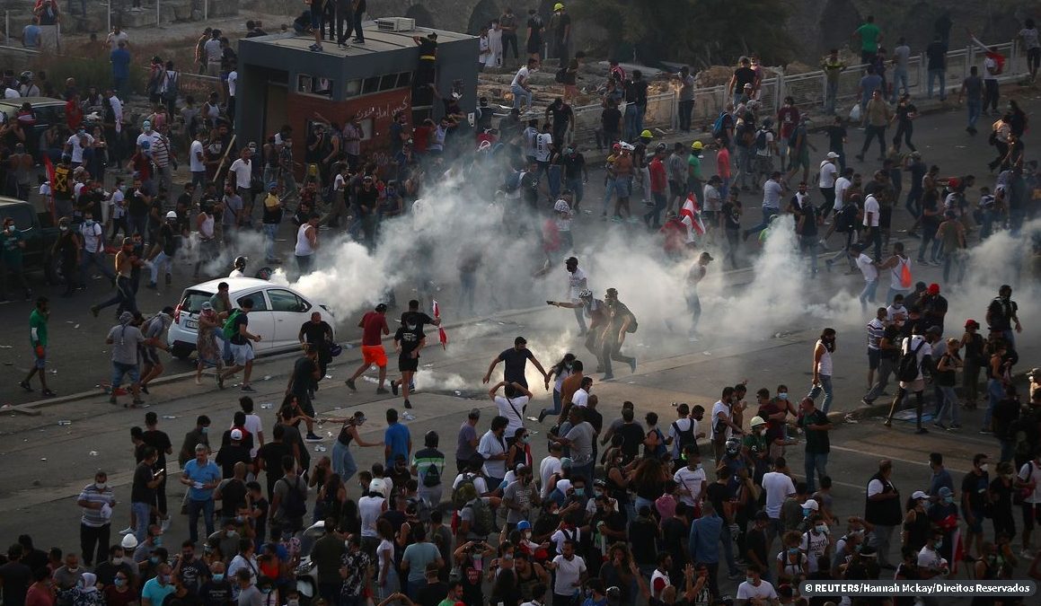 Polícia lança gás lacrimogêneo em manifestantes de Beirute
