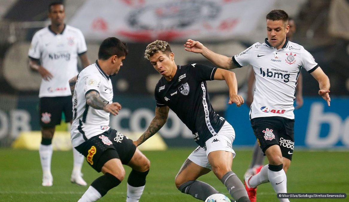 Corinthians e Botafogo empatam em partida de muitos gols e polêmica; Flamengo derrotou o Fortaleza