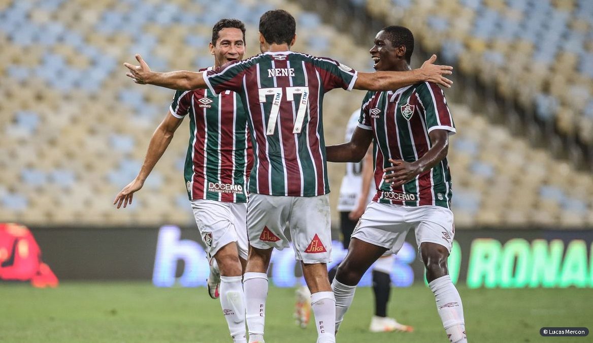 Nenê marca dois, e Fluminense supera Corinthians