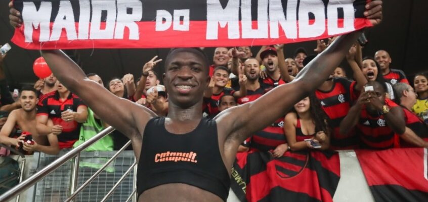 Vinícius Júnior antes de sair do Flamengo com a faixa de 'MAIOR DO MUNDO'. (Crédito: Gilvan de Souza/Flamengo)
