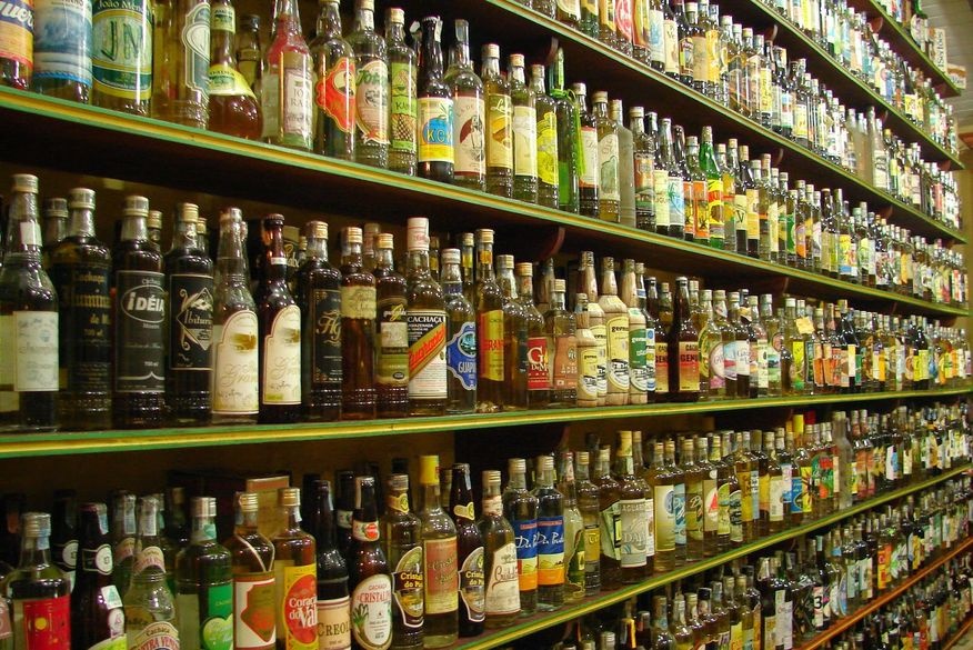 Mercado ilegal de bebidas alcoólicas cresce na pandemia e chega a 37,9%