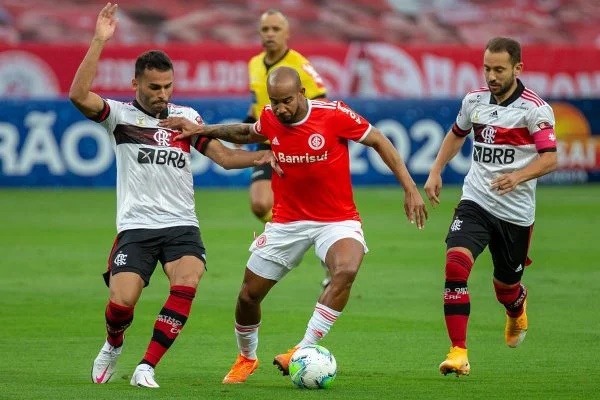 Flamengo poderia ter vencido fácil o Internacional [VÍDEO]