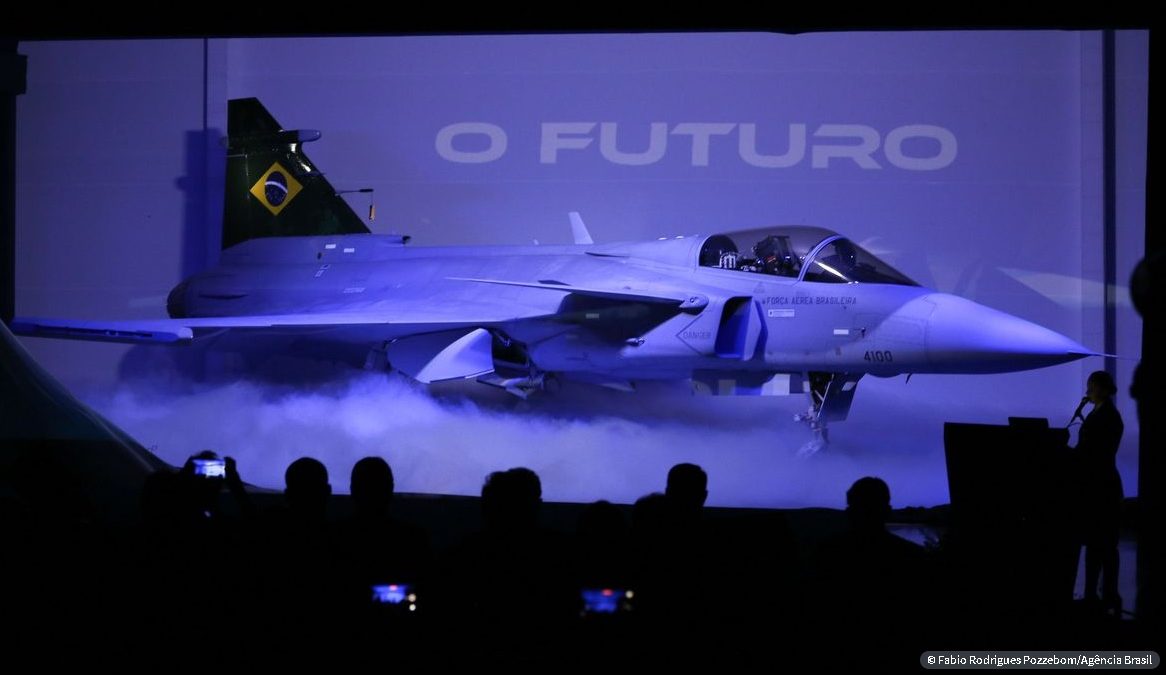 Novo caça Gripen F-39E é apresentado a autoridades em Brasília