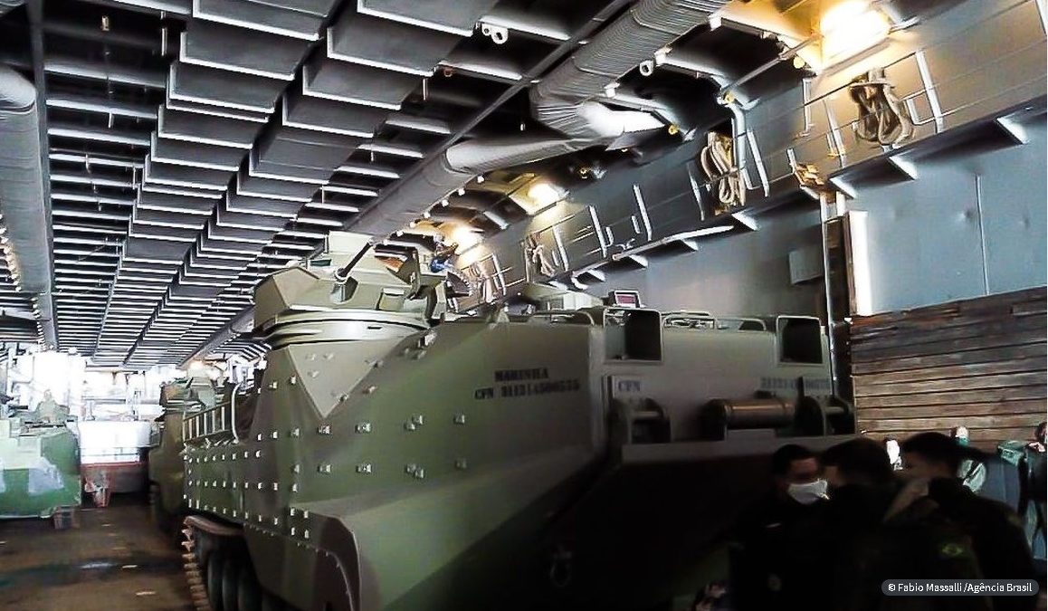 Marinha faz exercício militar em Belém com carros anfíbios e caças