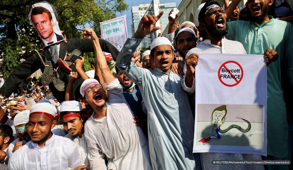 Milhares de muçulmanos protestam contra comentários de Macron