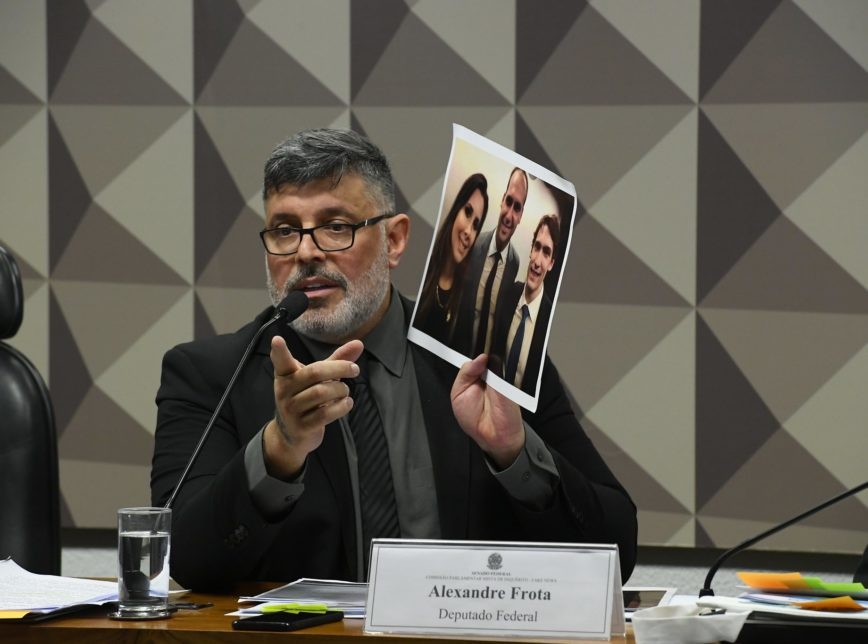 Frota apresenta dados que ligariam Eduardo Bolsonaro à esquema de fake news