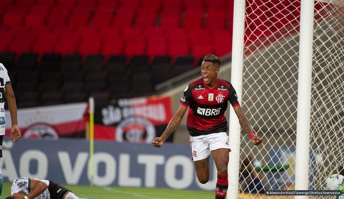 Flamengo derrota Coritiba e dorme na liderança do Brasileiro