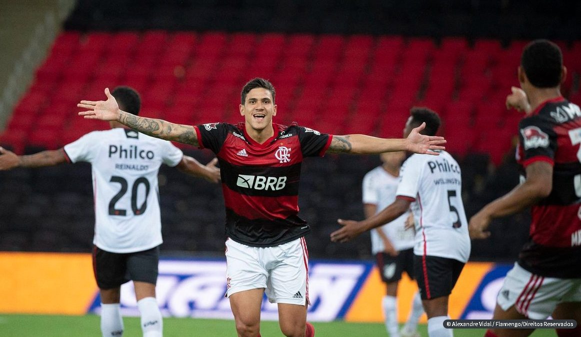 Pedro brilha, Flamengo bate Athletico e prossegue na Copa do Brasil