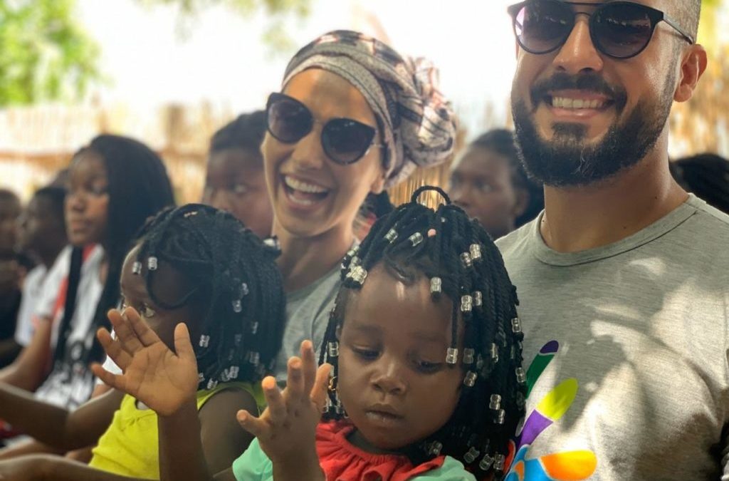 Noivos abrem mão de festa e presente de casamento  pela construção de escola em aldeia africana