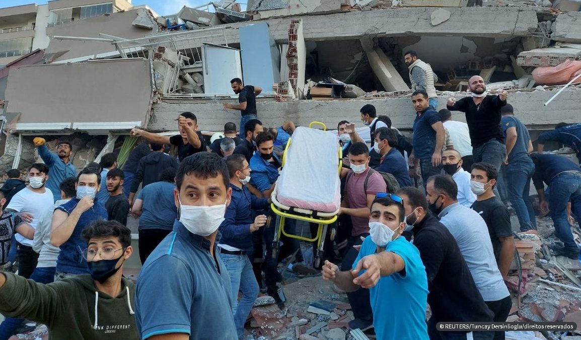 Sobe para 62 o número de mortos por terremoto na Turquia