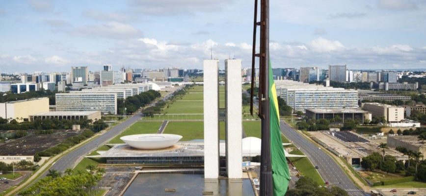 Vista aérea de Brasília com o Congresso Nacional e a Esplanada ao fundo. (Sérgio Lima/Poder360)