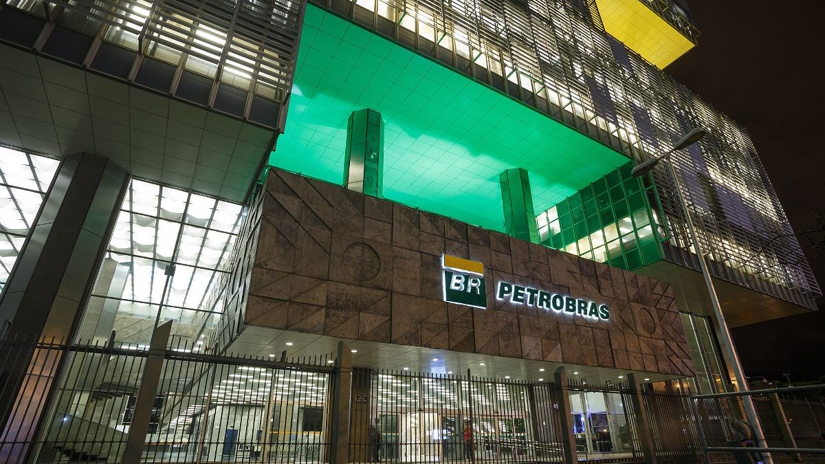 Plano estratégico da Petrobras prioriza acionistas em detrimento do povo brasileiro