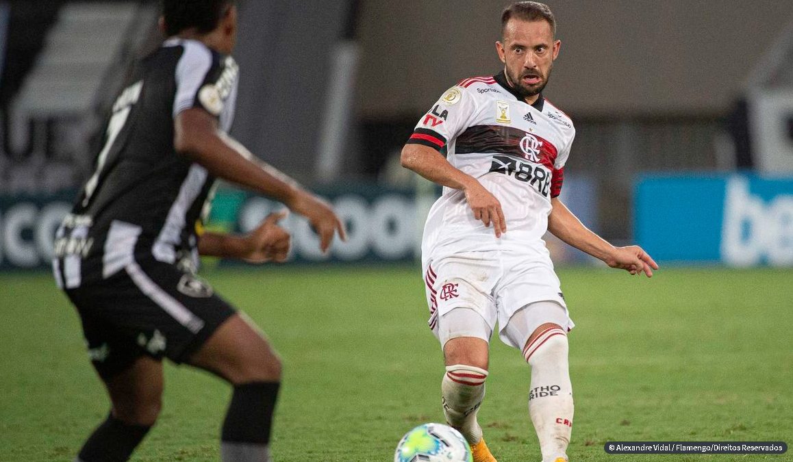 Flamengo vence o Botafogo e segue na cola do líder São Paulo