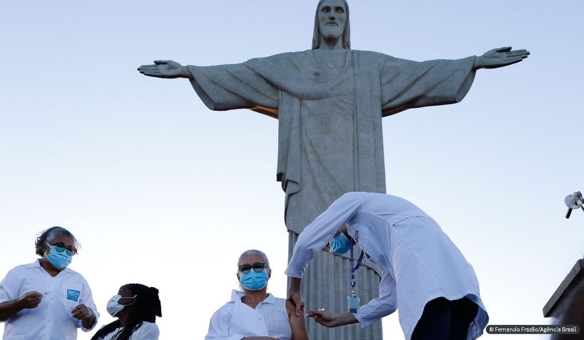 Rio dá início à vacinação contra a covid-19 aos pés do Cristo