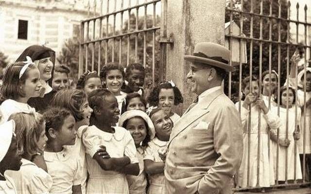 O estadista Getúlio Vargas em visita a um orfanato – 1941 (CPDOC/Portal FGV)