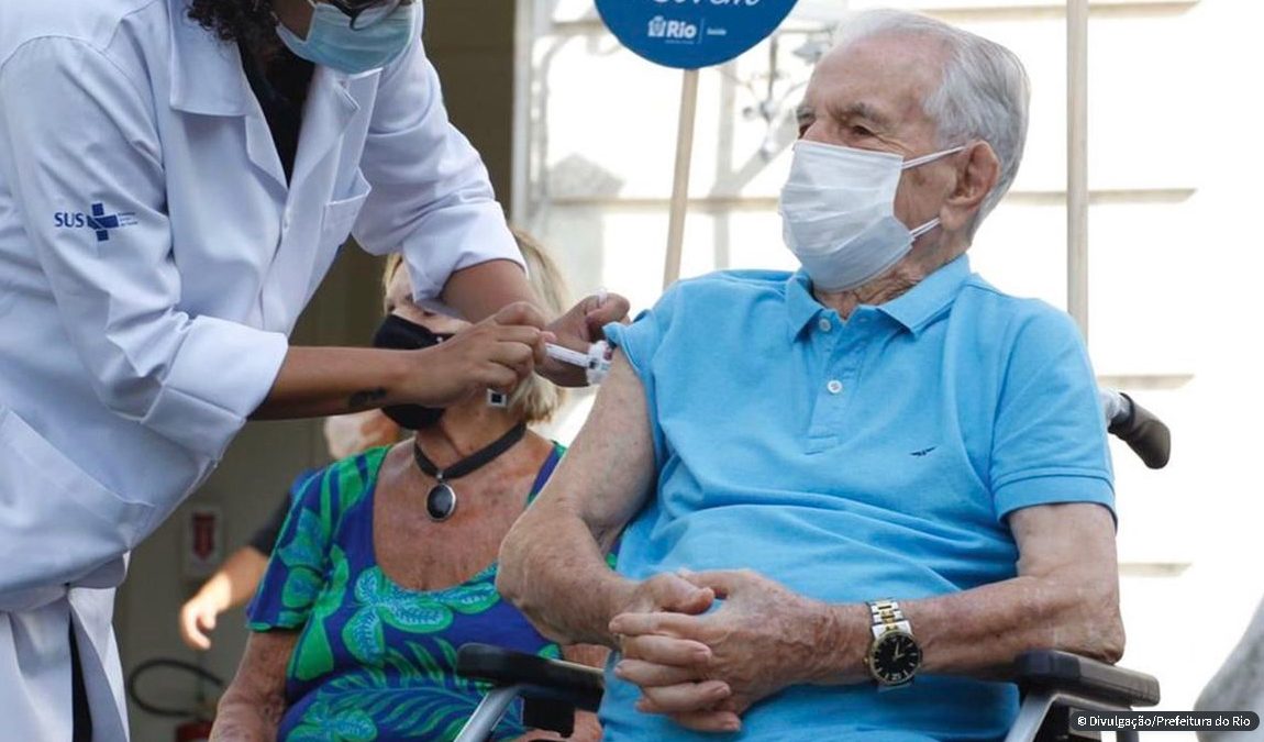 No Rio, ato simbólico marca vacinação de idosos
