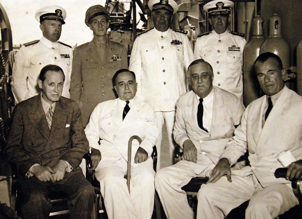 O presidente do Brasil, Getúlio Vargas, e dos EUA, Franklin Roosevelt, a bordo do USS Humboldt, durante a Conferência do Rio Potenji, com Harry Hopkins, conselheiro de Roosevelt (à esquerda) e Jefferson Caffery, embaixador dos EUA no Brasil (à direita) – Wikipédia