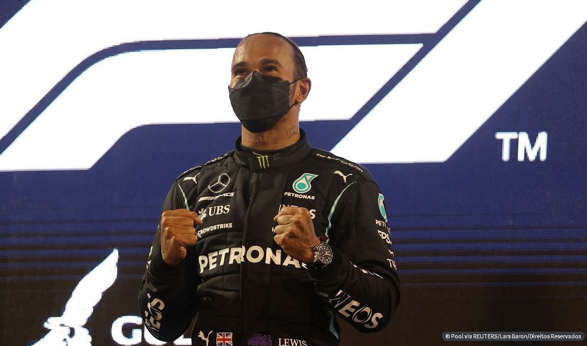 Hamilton segura Verstappen em abertura épica de temporada na Fórmula 1