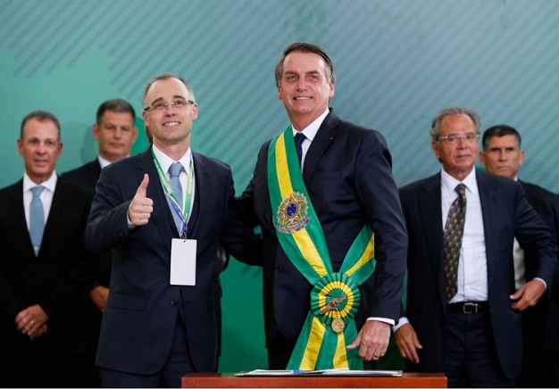Ciro Gomes ajuíza notícia-crime contra Bolsonaro e Mendonça no STF; Psol aciona PGR por impeachment de Ernesto Araújo