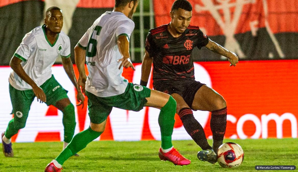 Flamengo retoma a liderança do Carioca após empate com o Boavista