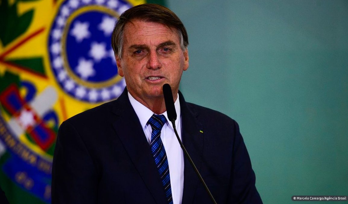 Bolsonaro assina MP que libera nova rodada do auxílio emergencial; entenda