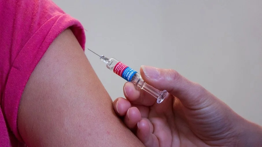 Cerca de mil pessoas usaram identidade de mortos para furar fila da vacina, diz CGU