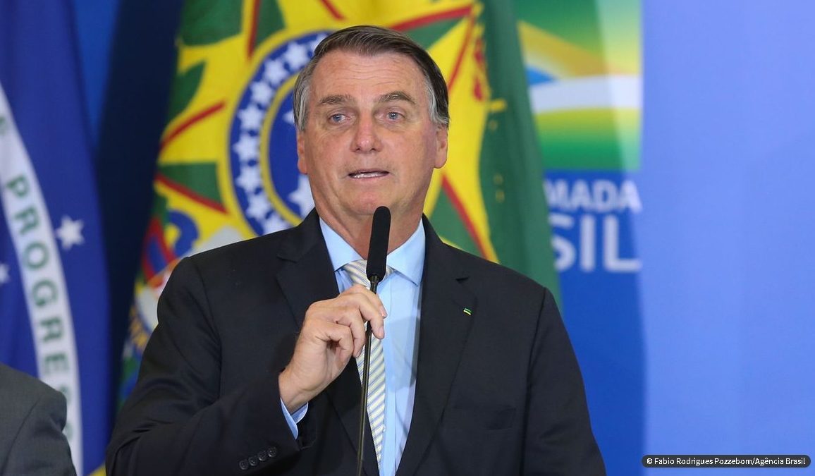 Bolsonaro zera PIS e Cofins do diesel e do gás de cozinha