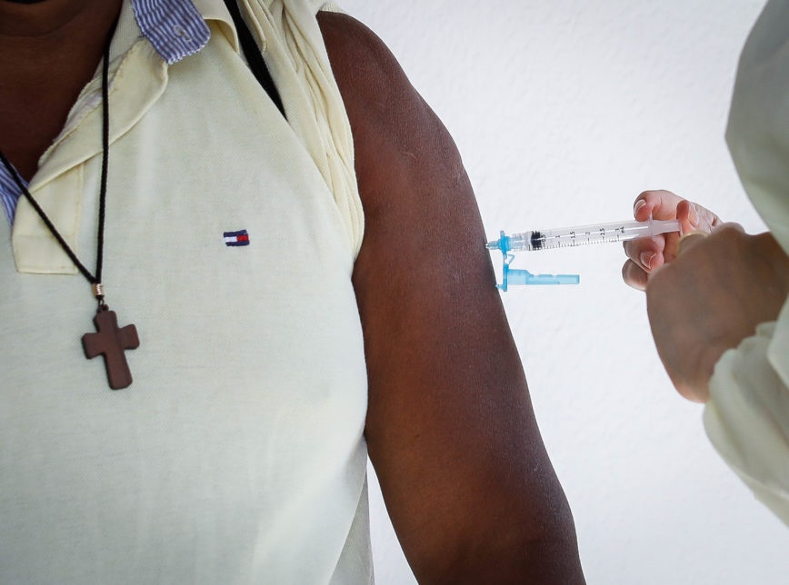 Senado aprova compra de vacinas sem licença da Anvisa; Texto vai à sanção presidencial