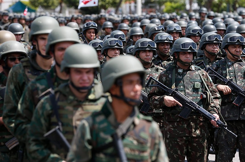 Comandantes tiveram que agir e acalmar tropas após intervenção de Bolsonaro na cúpula da Defesa