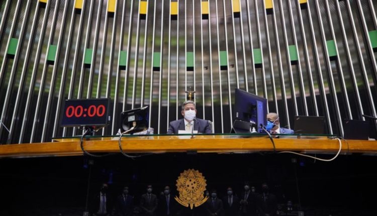 Câmara aprova urgência de PL que reduz tempo de fala e limita sessões