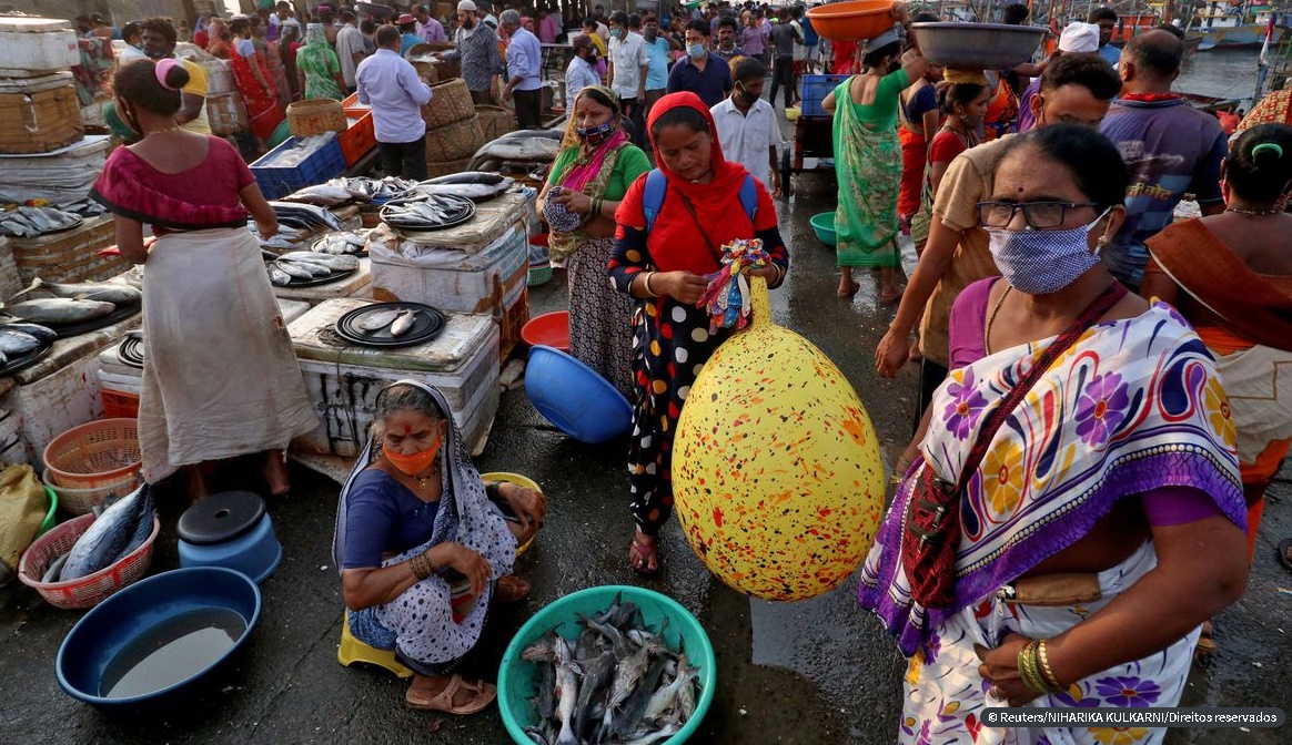 Índia: com recordes de mortes por covid-19, corpos flutuam no Ganges