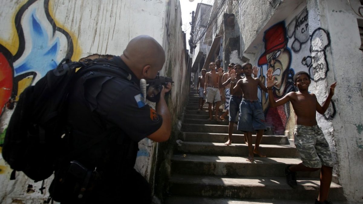 É preciso rever a política de segurança no Rio, o povo quer paz