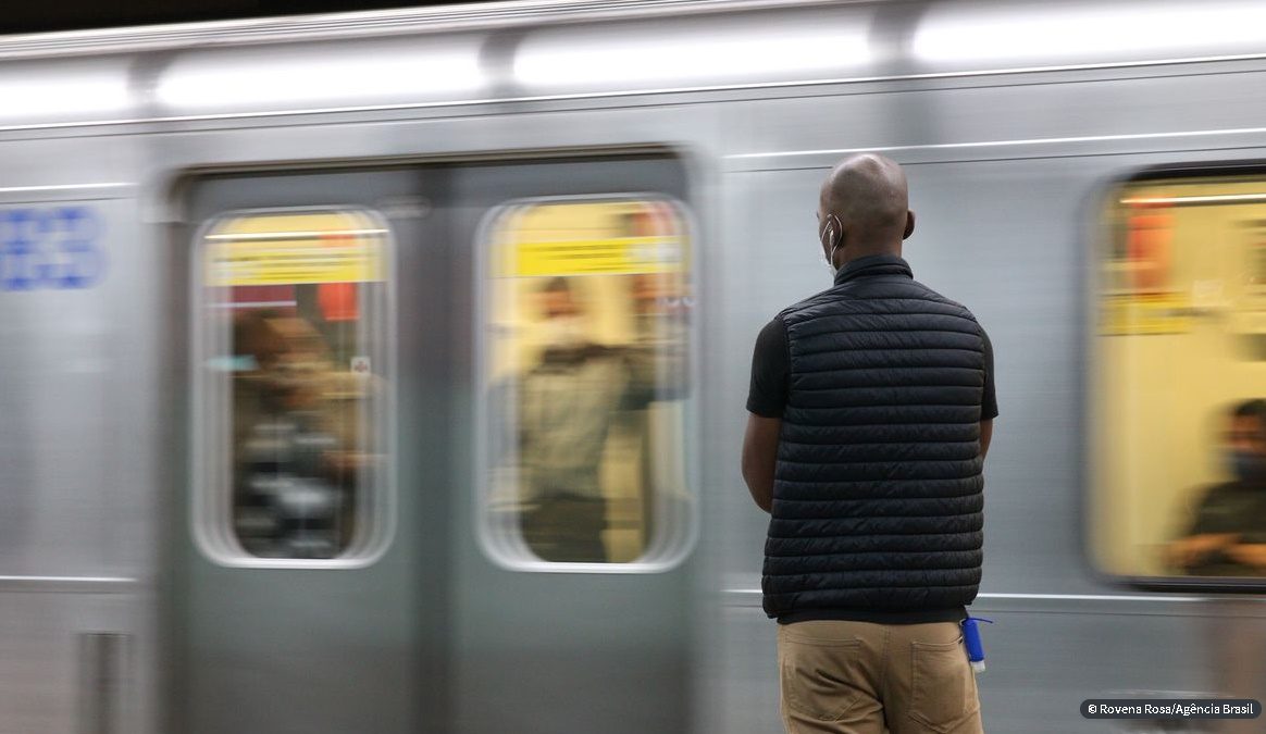 Metroviários de São Paulo aceitam proposta do TRT e suspendem greve