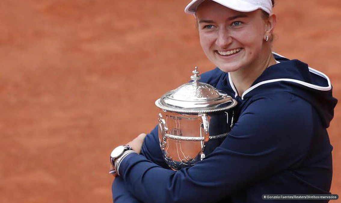 Tenista tcheca Krejcikova é campeã de Roland Garros