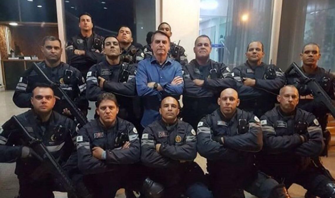 Bolsonaro acena ao baixo escalão das Forças Armadas, além das Polícias Militares e Bombeiros