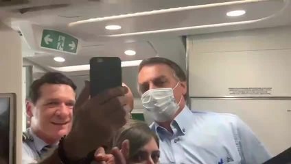 Bolsonaro entra em avião, é xingado e diz que quem o hostilizou devia andar de jegue