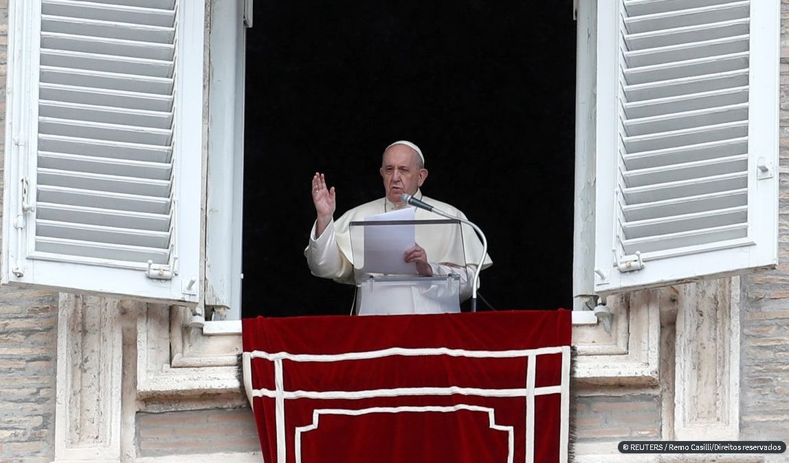 Papa Francisco passa por cirurgia e reage bem a procedimento