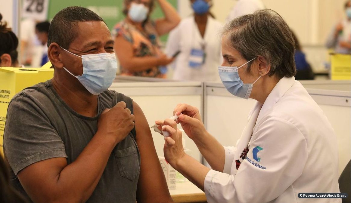 Brasil chega à marca de 100 milhões de doses de vacinas aplicadas