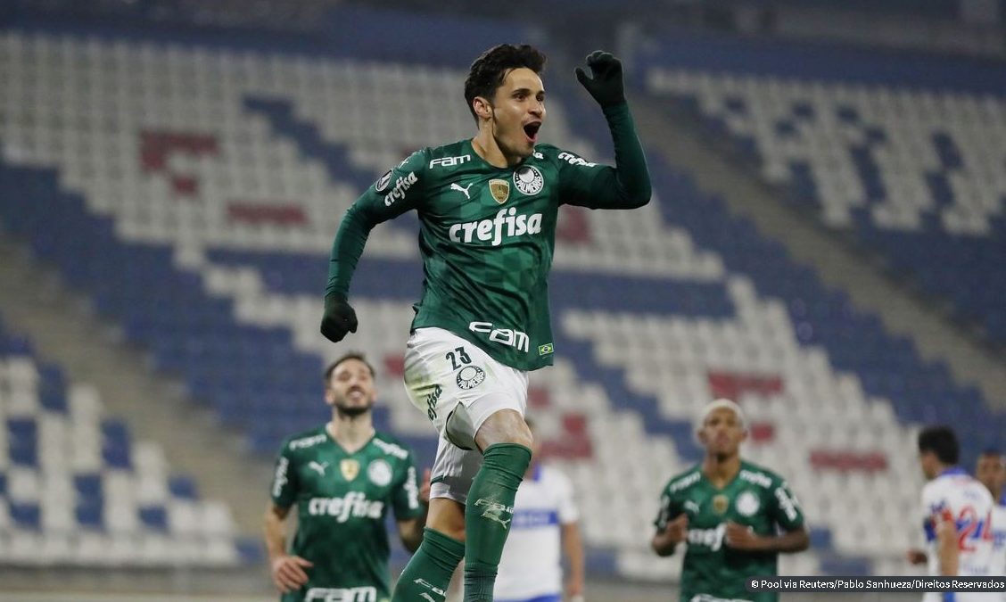 Com gol de Raphael Veiga, Palmeiras supera Universidad Católica