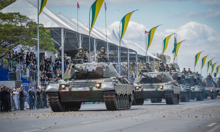 Partidos pedem que Justiça proíba desfile de tanques; Ação Popular diz que Forças Armadas não podem ser usadas contra a democracia