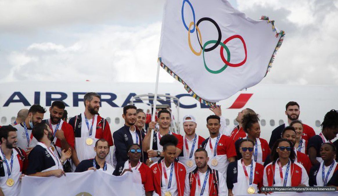 França recebe bandeira olímpica e promete “Jogos para as pessoas”