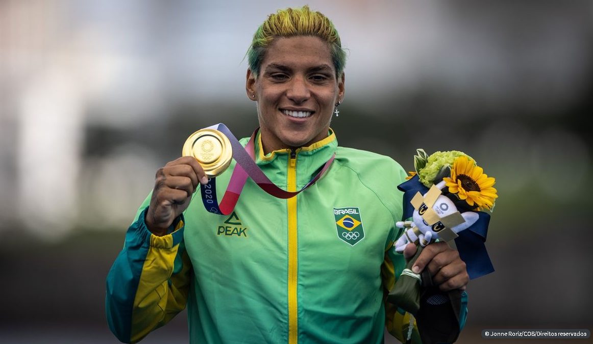 É OURO! Ana Marcela Cunha vence na maratona aquática